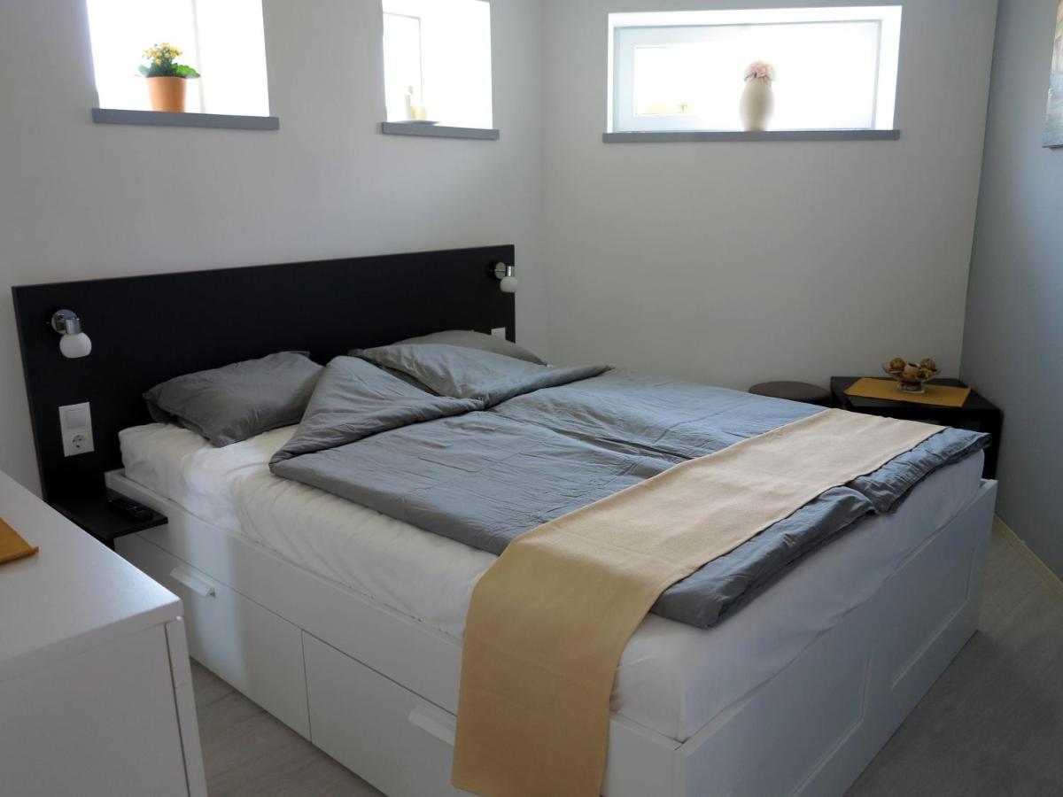 באלאטונפורד Muveszhaz Apartman מראה חיצוני תמונה