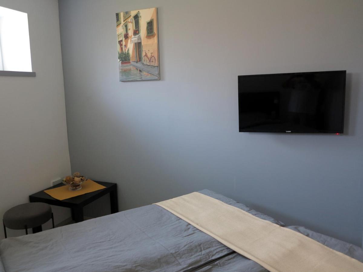 באלאטונפורד Muveszhaz Apartman מראה חיצוני תמונה